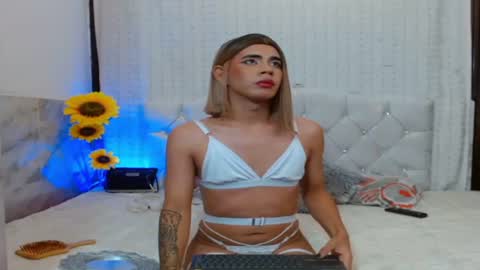 Snapshot of mia_khatalina chatting on July 12, 1:51 am Mia online show from July 12, 1:51 am