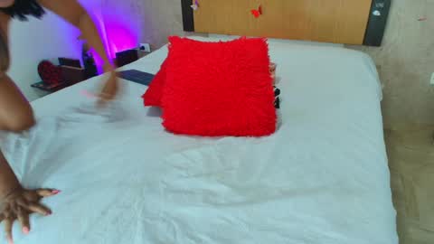 MIALOPEZ      .     Y      .      online show from April 6, 6:20 pm