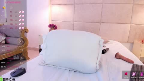 Mia online show from February 6, 9:49 pm