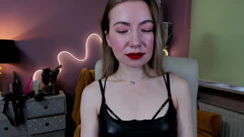 Mia online show from September 25, 7:01 am