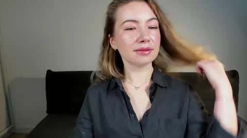 Mia online show from November 26, 7:53 am