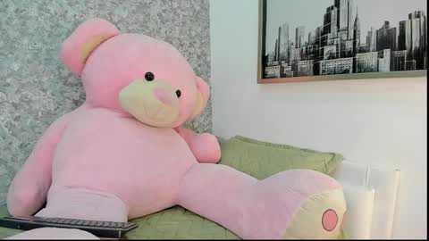 Snapshot of mia_petithe chatting on May 29, 2:31 am Mia online show from May 29, 2:31 am