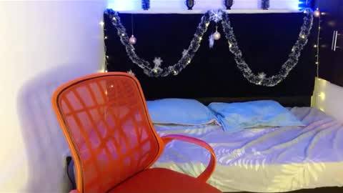 Mia  online show from December 7, 1:29 pm