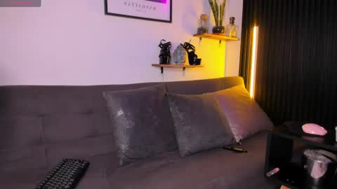 Snapshot of mia_ravenn chatting on May 31, 1:14 am Mia online show from May 31, 1:14 am