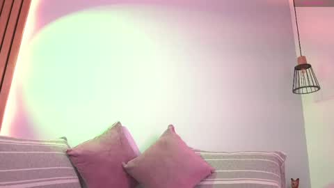 Mia Reeves online show from March 18, 7:06 pm