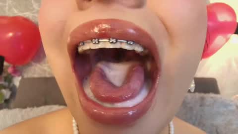 Snapshot of mia_roux13 chatting on February 16, 1:14 am Mia Roux online show from February 16, 1:14 am