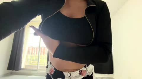 Snapshot of mia_roux13 chatting on October 6, 6:38 pm Mia Roux online show from October 6, 6:38 pm