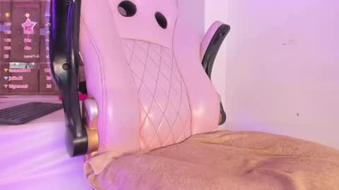Snapshot of mia_royal chatting on June 6, 6:34 pm mia_royal online show from June 6, 6:34 pm