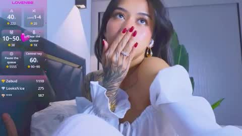 Mia online show from November 8, 4:40 pm