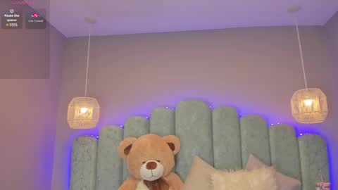 Mia online show from November 29, 1:58 pm