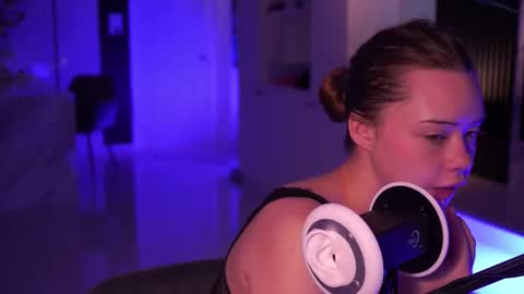 VixenMia online show from December 1, 3:11 am