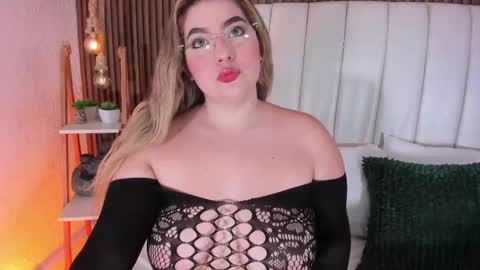 mia vixenn  online show from January 6, 11:07 pm