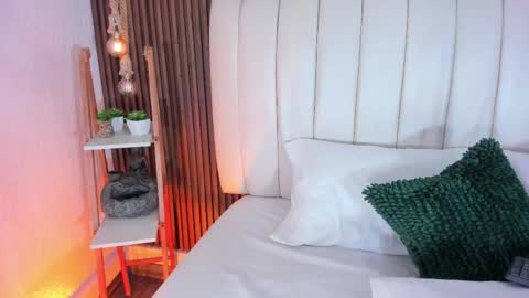 mia vixenn  online show from January 7, 11:18 pm