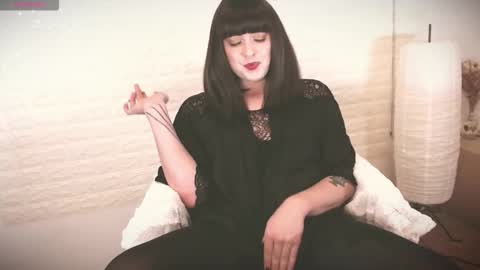 mia_wallase online show from January 8, 7:43 am