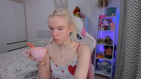 Snapshot of mia_waterlily chatting on February 10, 3:21 am Mia online show from February 10, 3:21 am