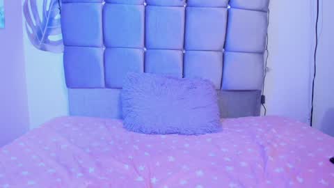 mia  nicolle online show from December 6, 8:26 am