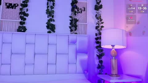 Mia online show from April 7, 11:32 am