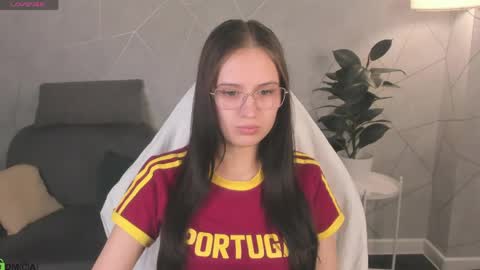 Mia online show from April 16, 11:33 am