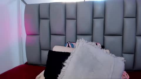 Mia online show from March 11, 6:19 pm