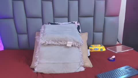 Mia online show from September 16, 12:06 pm