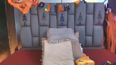 Mia online show from October 23, 12:04 pm