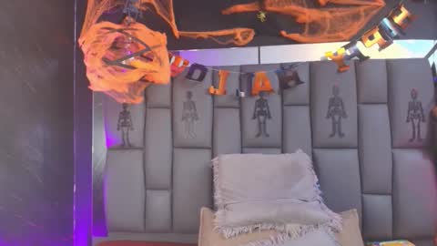 Mia online show from November 1, 12:07 pm