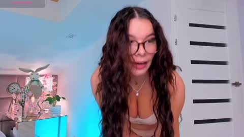 Mia online show from April 7, 7:47 pm