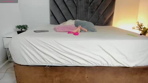 Snapshot of miaatorres_ chatting on June 9, 12:06 pm miaatorres_ online show from June 9, 12:06 pm