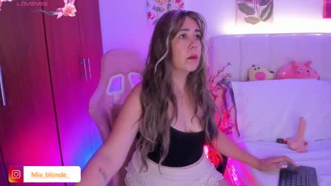 Snapshot of miablonde_ chatting on May 26, 7:10 pm MIA online show from May 26, 7:10 pm