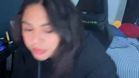 Mia online show from March 15, 11:33 pm