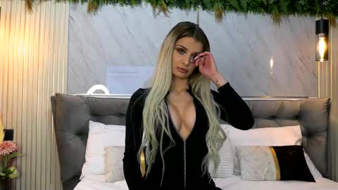 Mia online show from January 9, 9:49 pm