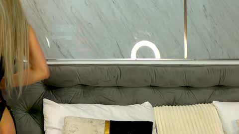 Mia online show from April 2, 10:18 pm