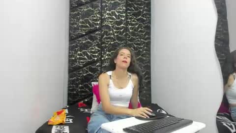 Snapshot of miacours chatting on June 24, 1:54 pm MiaCours online show from June 24, 1:54 pm