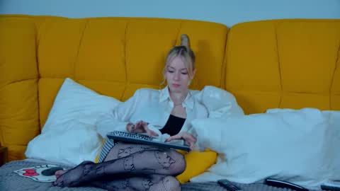 Mia online show from October 21, 6:52 pm