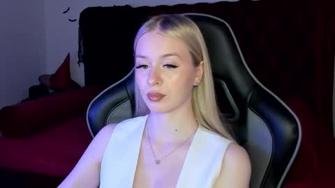 Mia online show from November 6, 6:20 pm