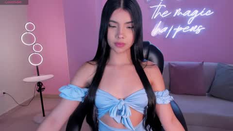 Snapshot of mialaurence_ chatting on April 18, 7:58 pm Call me Mia online show from April 18, 7:58 pm