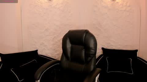 Snapshot of mialaurence_ chatting on April 29, 10:05 pm Call me Mia online show from April 29, 10:05 pm