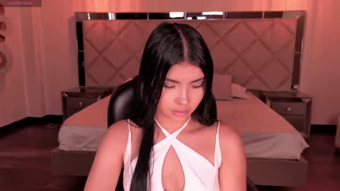 Snapshot of mialaurence_ chatting on May 5, 7:00 pm Call me Mia online show from May 5, 7:00 pm