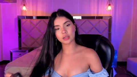 Snapshot of mialaurence_ chatting on May 8, 6:46 pm Call me Mia online show from May 8, 6:46 pm