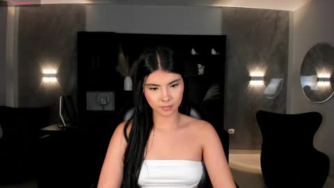 Snapshot of mialaurence_ chatting on May 16, 7:23 pm Call me Mia online show from May 16, 7:23 pm