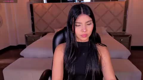 Snapshot of mialaurence_ chatting on June 21, 5:37 pm Call me Mia online show from June 21, 5:37 pm