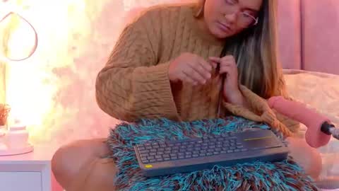 Mia online show from April 11, 7:45 am