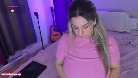 Snapshot of miamellyciousxx chatting on December 15, 2:19 am Mia Melly online show from December 15, 2:19 am