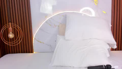 Snapshot of miamiller69 chatting on April 28, 4:39 am Mia online show from April 28, 4:39 am