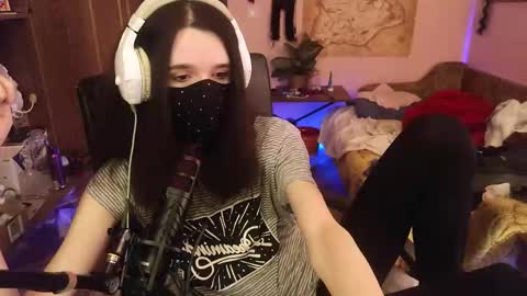 Snapshot of miaowhowl chatting on February 18, 7:10 pm Kristien online show from February 18, 7:10 pm