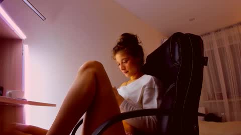 Mia online show from March 26, 7:08 pm