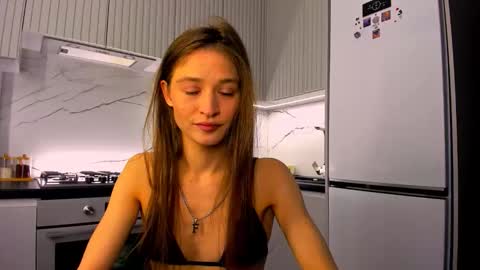 Mia online show from April 4, 7:55 pm