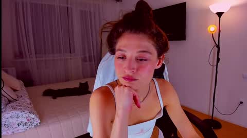 Snapshot of miapaw chatting on June 2, 7:16 pm Mia online show from June 2, 7:16 pm