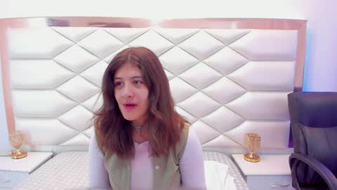 Snapshot of miaqueen021 chatting on February 4, 12:22 pm Sweetie Mia online show from February 4, 12:22 pm