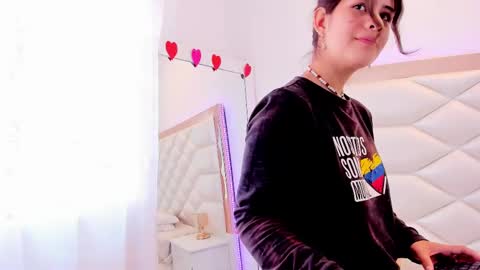 Snapshot of miaqueen021 chatting on February 19, 3:49 pm Sweetie Mia online show from February 19, 3:49 pm